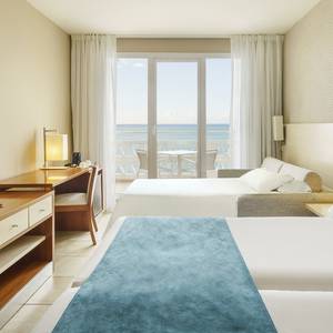 Habitación triple vista mar Hotel ILUNION Fuengirola