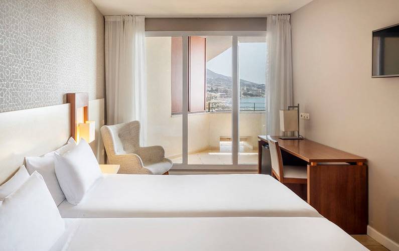 Habitación doble vista mar lateral Hotel ILUNION Fuengirola