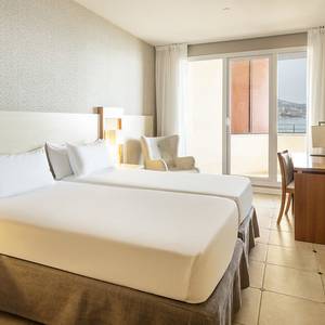 Habitación doble vista mar lateral Hotel ILUNION Fuengirola