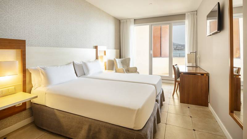 Habitación doble vista mar lateral Hotel ILUNION Fuengirola